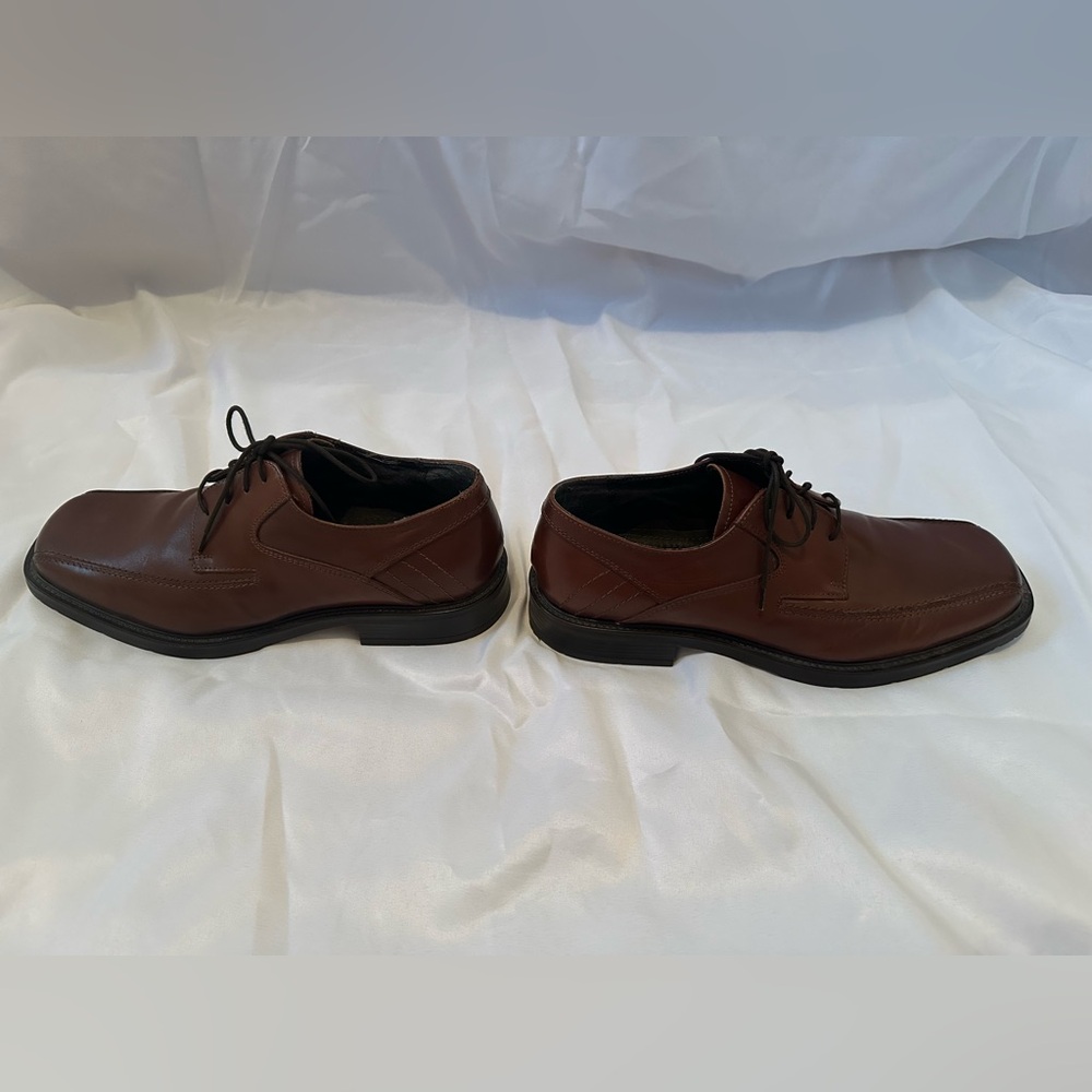Structure men’s leather dress shoes.